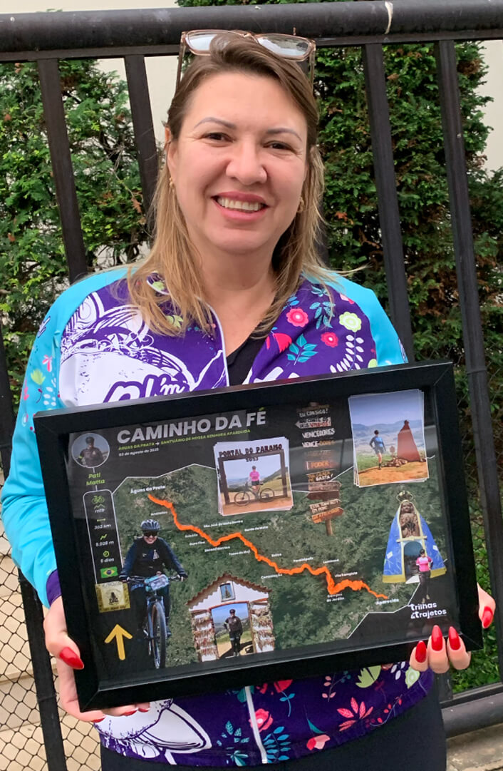 Cliente com seu quadro personalizado do Caminho da Fé