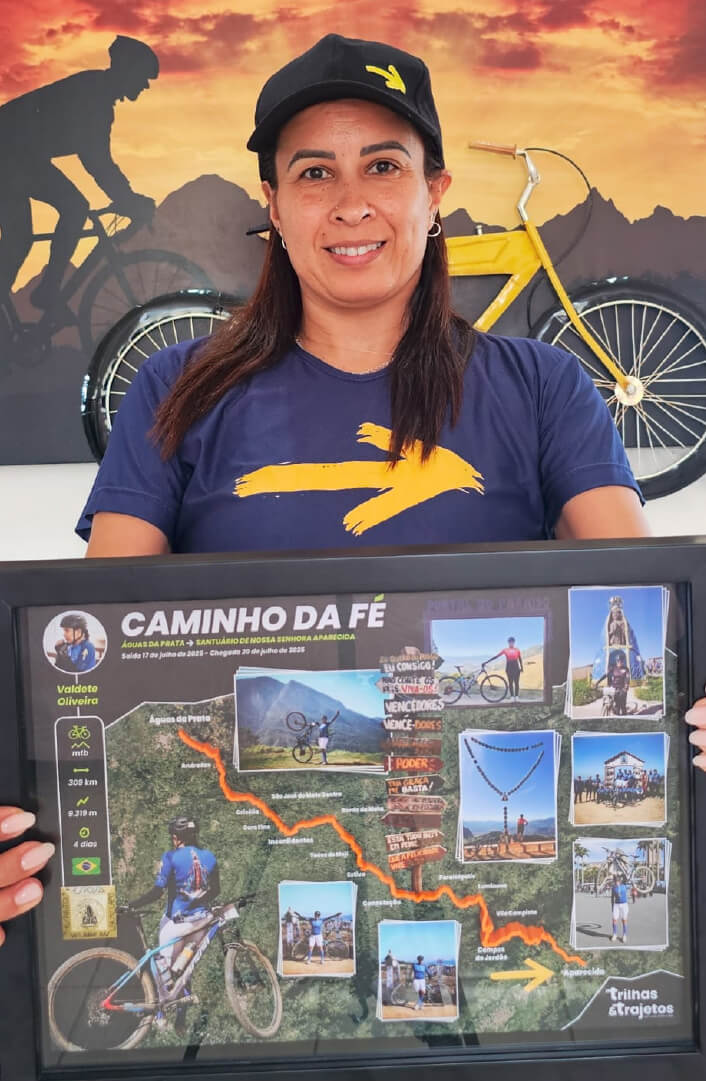 Cliente segurando quadro do Caminho da Fé personalizado