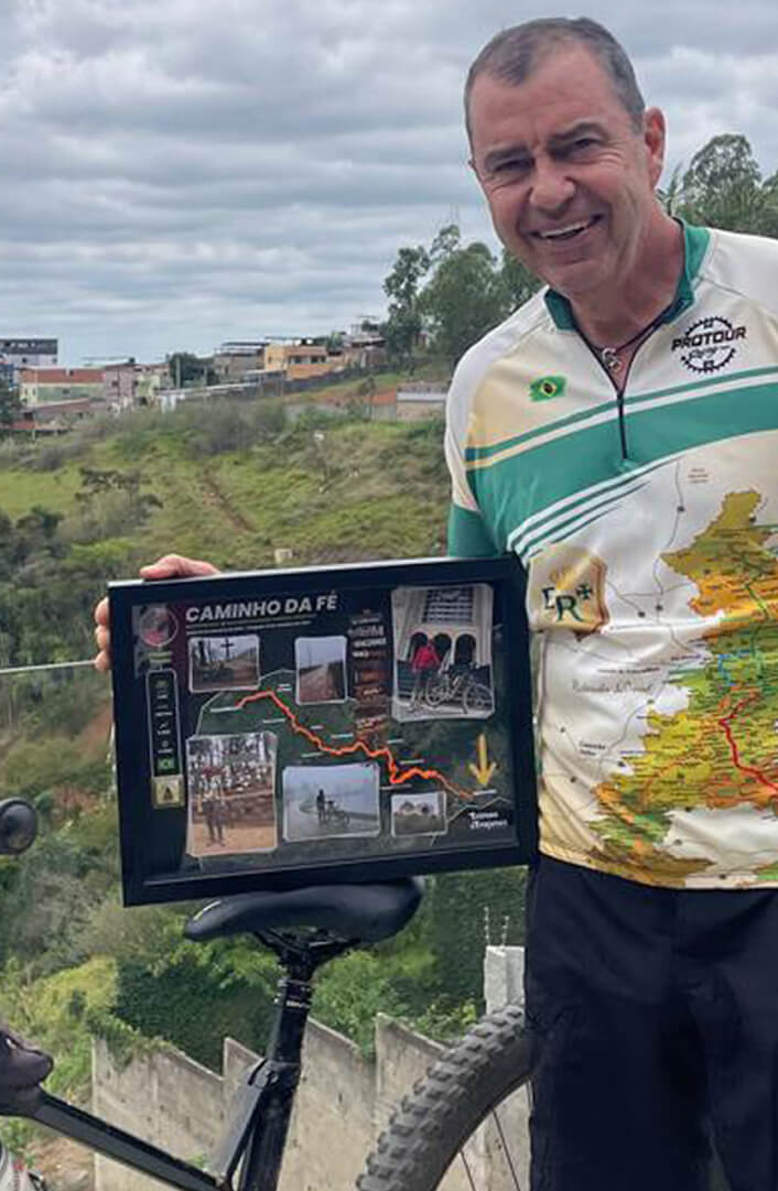 Cliente com quadro de peregrinação do Caminho da Fé